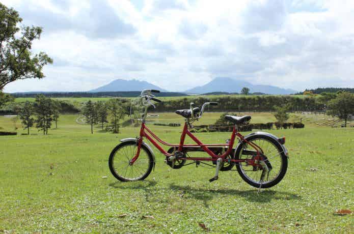 草原に置かれたタンデム自転車