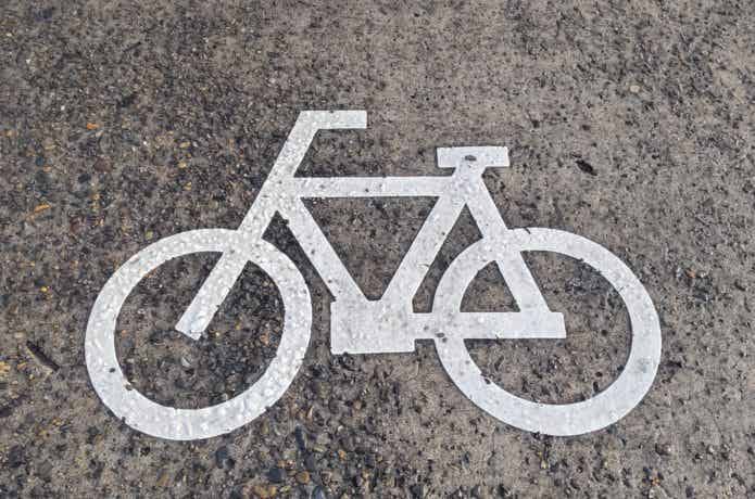 道路上に描かれた自転車専用レーンのマーク
