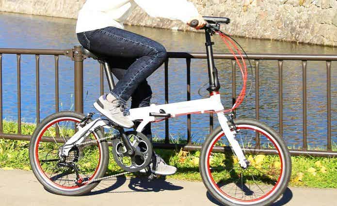 20インチ折りたたみ自転車に乗る女性