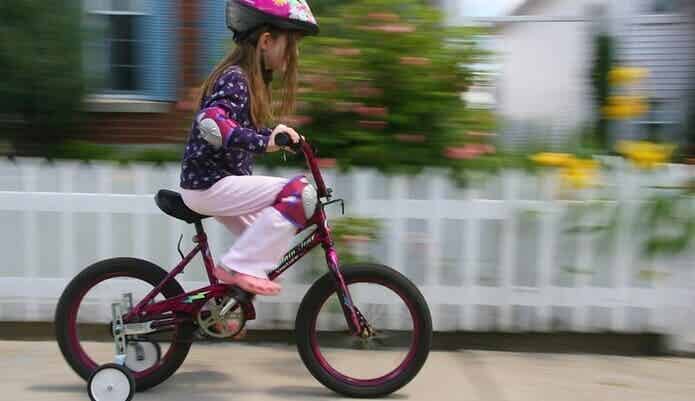 三輪車に乗る女の子