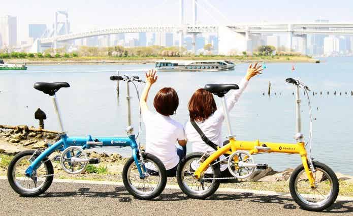 折りたたみ自転車で港に来た女子二人