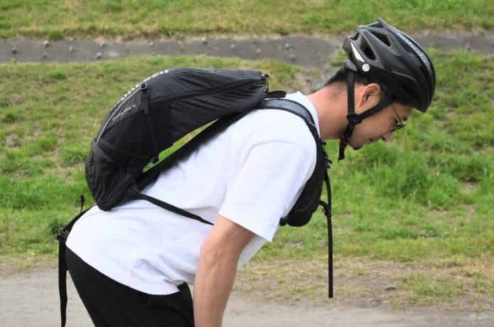 自転車用リュックの背負い方1
