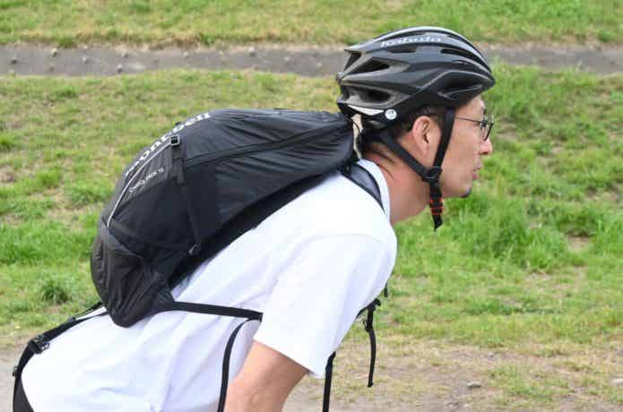 自転車用リュックの背負い方2