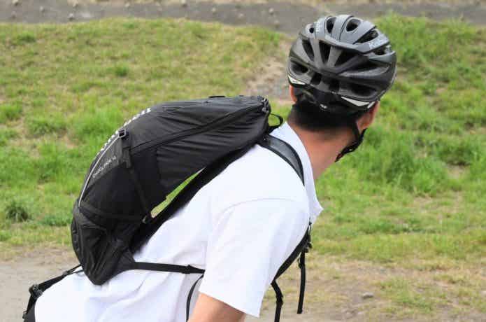 自転車用リュックの背負い方3