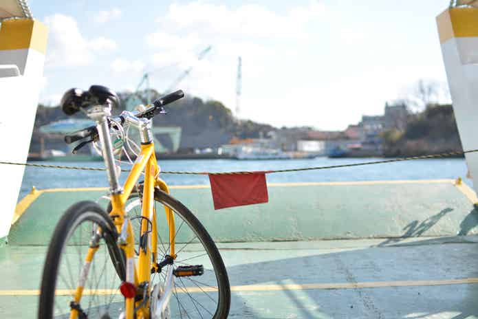向島に向かうフェリー船内と自転車