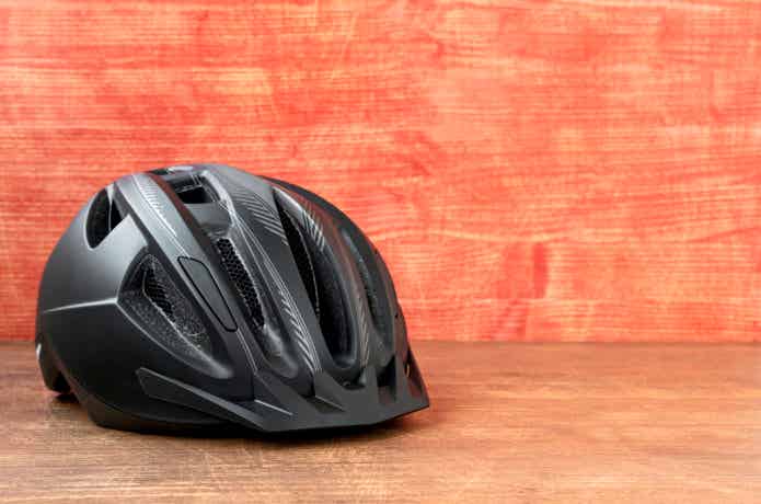 黒い自転車用のヘルメット