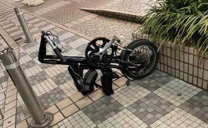 縦長に畳んだ折りたたみ自転車