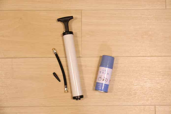 100円均一の自転車用ポンプとスプレー
