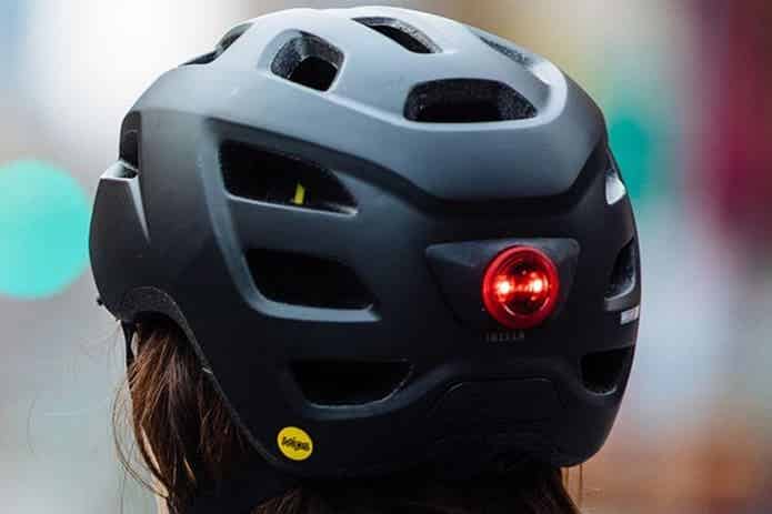 ヘルメット後頭部に設置できるライト