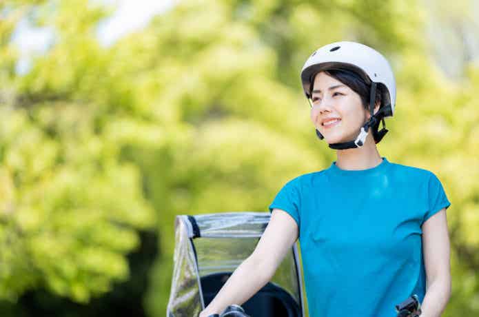 ヘルメットを被った女性