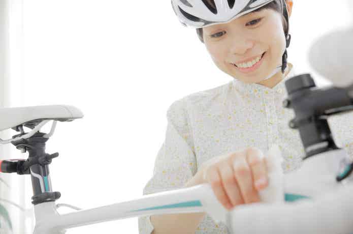 自転車のメンテナンスをしている女性の様子
