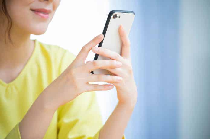 スマホでネットショッピングする女性