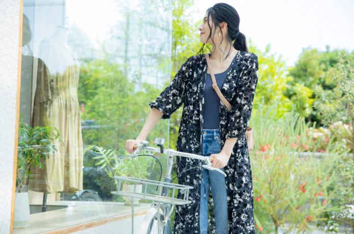 クロスバイクで買い物に来た女性