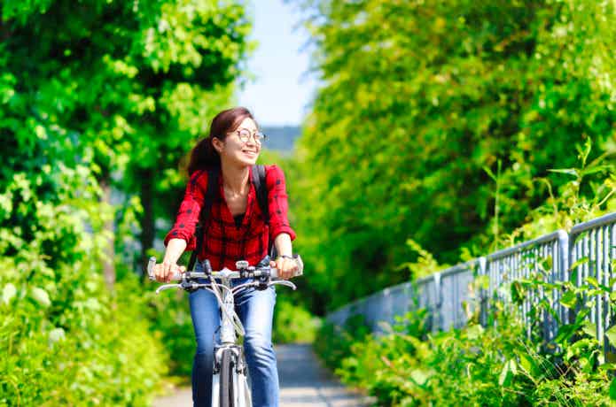 ヘルメットを被らないで自転車に乗る