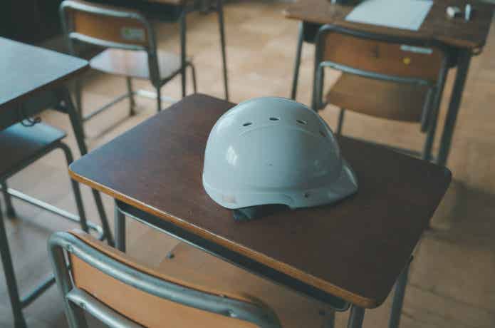 学校の机の上にあるヘルメット