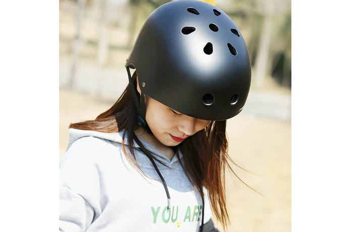 ヘルメットを被る女性