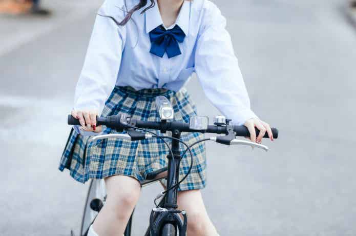 スポーツサイクルに乗る女子学生