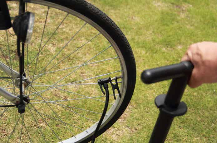 自転車のタイヤに空気入れをつないだところ