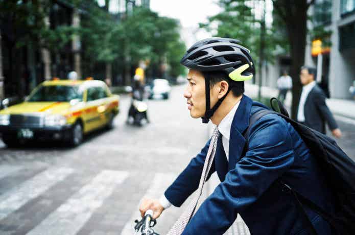 スポーツ自転車で通勤する男性