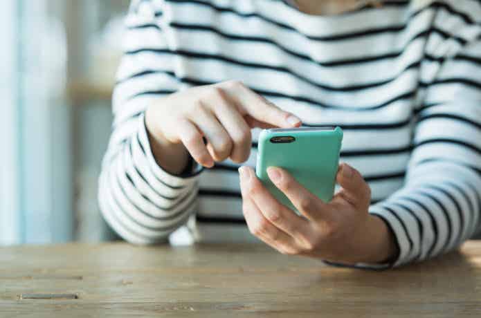 スマホを見る女性