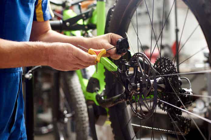 自転車ショップで自転車修理