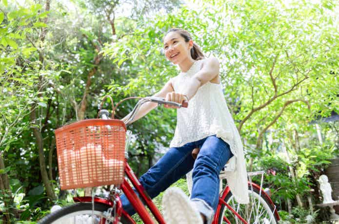 ママチャリに楽しそうに乗る女性