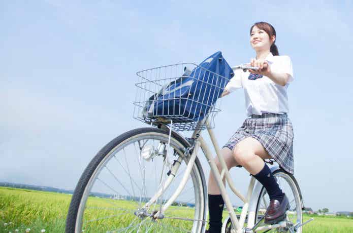 自転車通学する女子高生