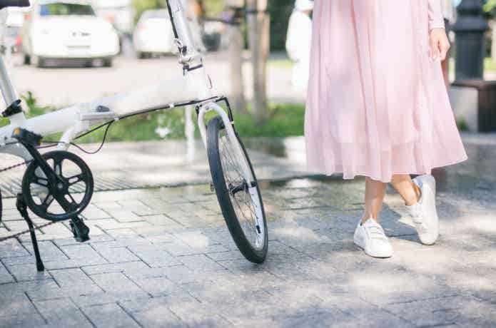 自転車とスカート姿の女性