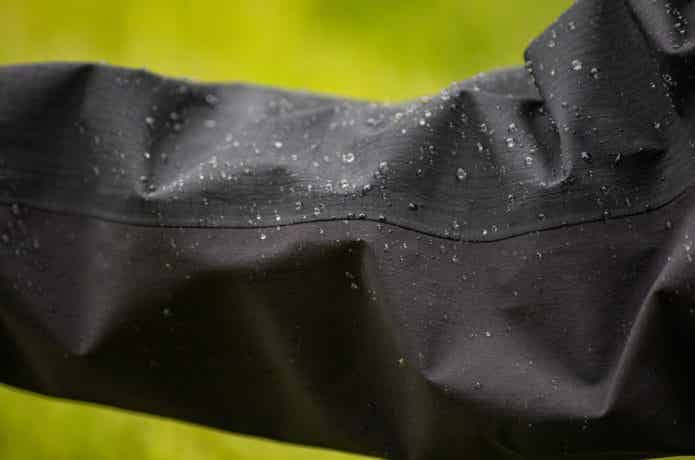 レインコートの袖に付着する雨