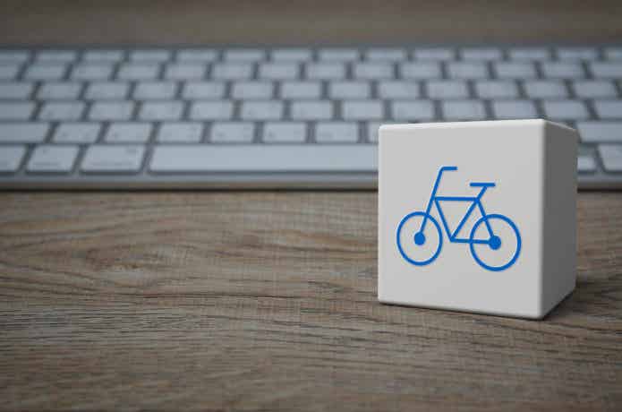キーボードと自転車の絵が書いてあるキューブ