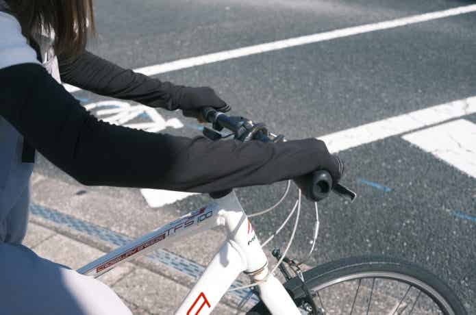 アームカバーを着用して自転車に乗る女性