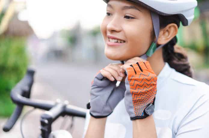 サイクルグローブを着用する女性