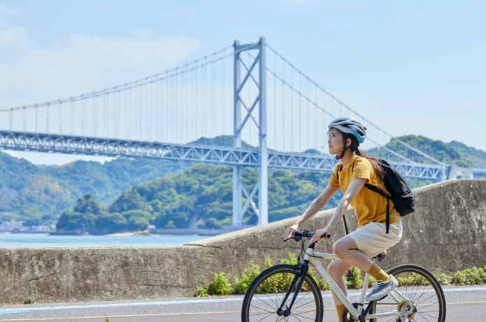 クロスバイクに乗る女性