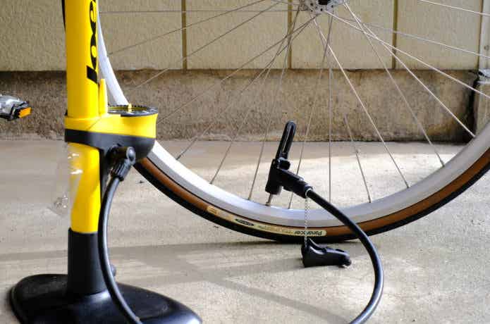 空気入れと自転車のタイヤ
