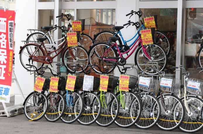 自転車ショップ店頭に並んだ自転車