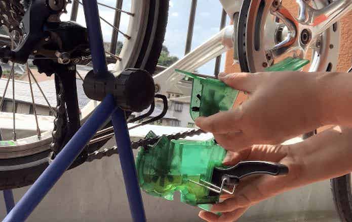 ディグリーザーを入れたチェーン洗浄器