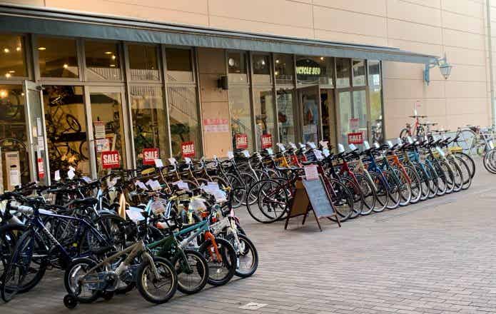セール中の自転車店店頭
