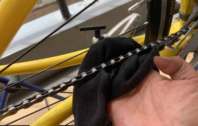 余分なチェーンオイルを拭き取る
