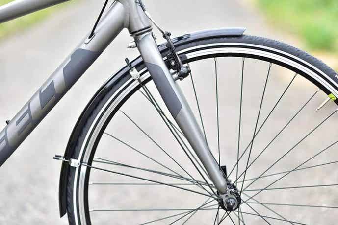 前輪に泥よけを取り付けた自転車