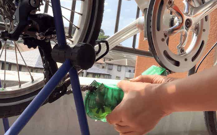 チェーンに固定した洗浄器