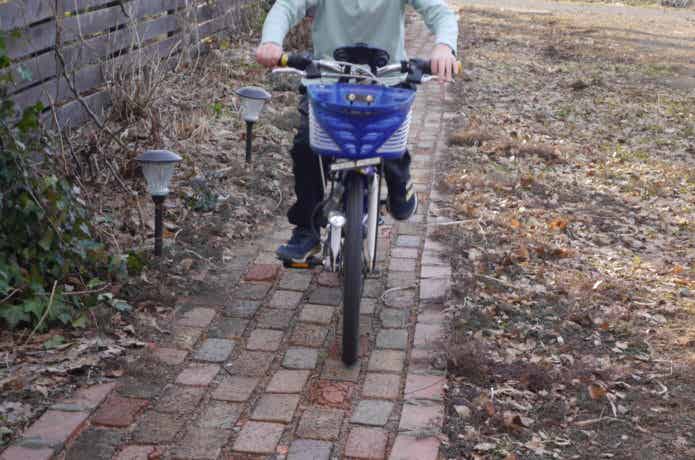 自転車で歩道を走る男の子