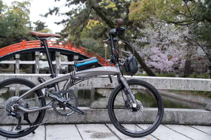 折りたたみ自転車と桜と赤い太鼓橋