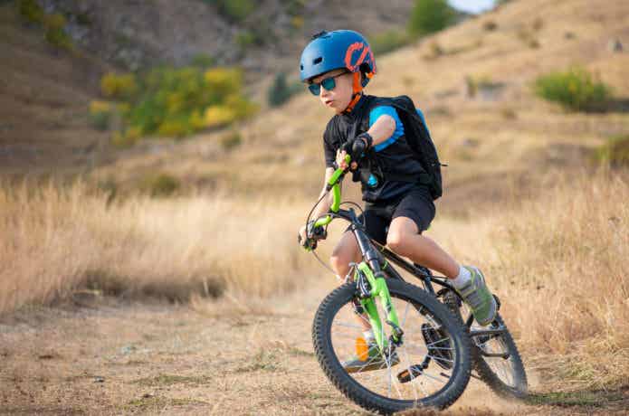 マウンテンバイクで山を走る男の子