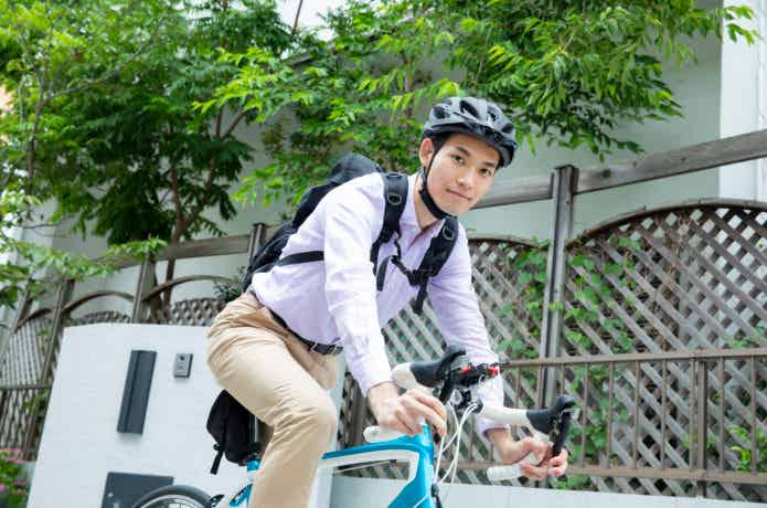 サドル交換したロードバイクでサイクリングする男性