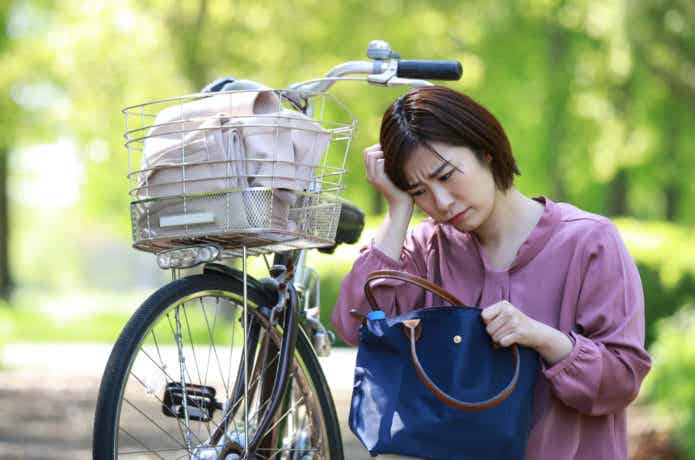 自転車と困る女性