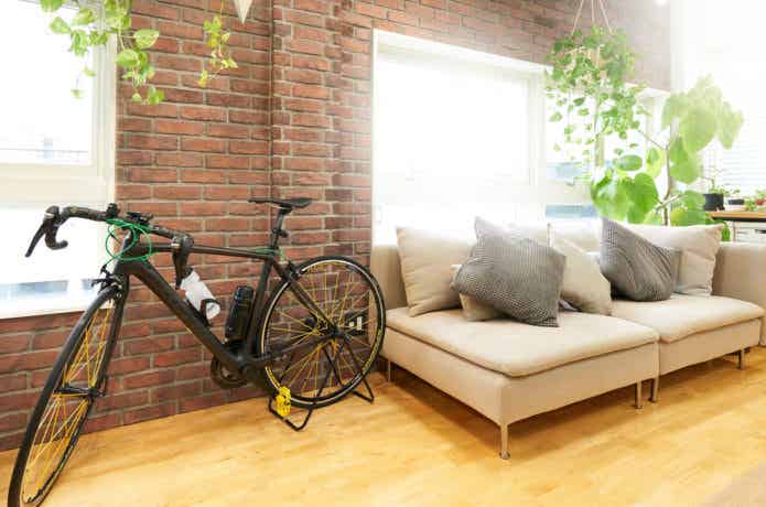 屋内のロードバイク