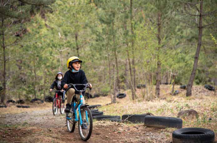 自転車で山道を走る男の子