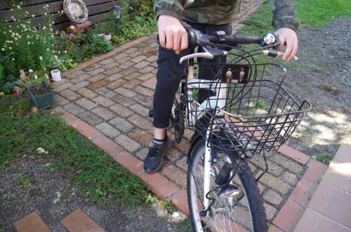 庭先で自転車に跨った男の子
