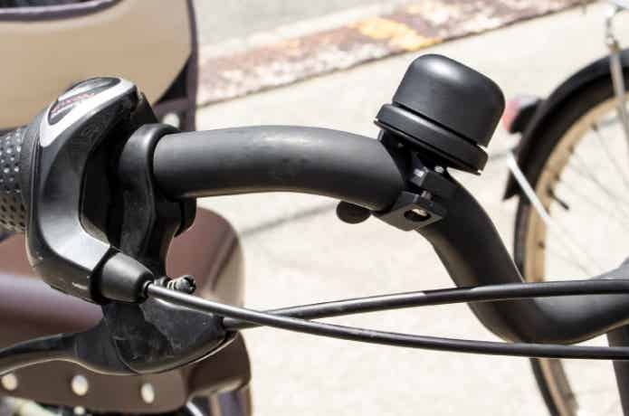AirTag用サイクルベルを装着した自転車 