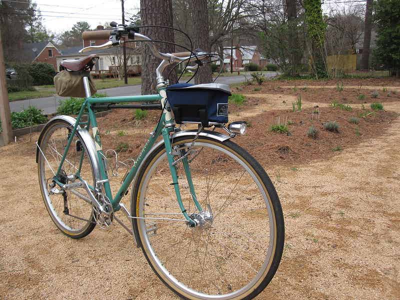 フロントバッグ・サドルバッグを組み合わせた自転車